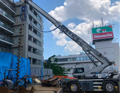 狭小地での杭打ち機施工の様子